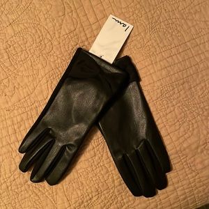 “I am” womens fitted black gloves.